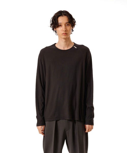 Front view of a male model wearing a black long-sleeve 37/1 raffy jersey raglan sleeve T-shirt.