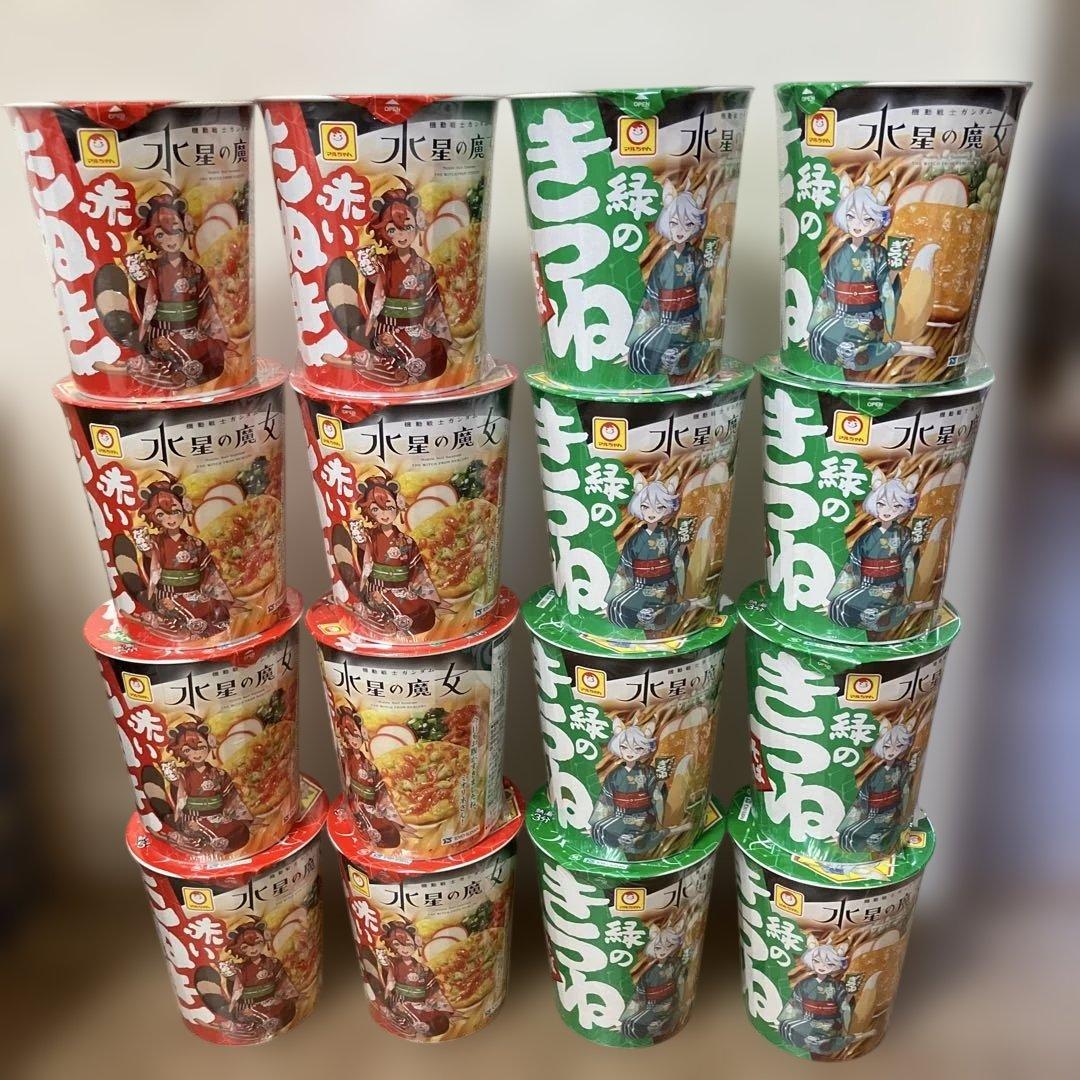 Stacked front views of 16 instant noodle cups—red 'Akai Kitsune' and green 'Midori no Tanuki'—with Gundam-themed packaging.