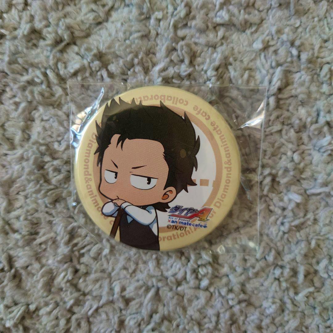 Front view of an Ace of Diamond (ダイヤのA) Animate Café can badge featuring a chibi illustration of Kuramochi Yoichi in a plastic sleeve on carpet.