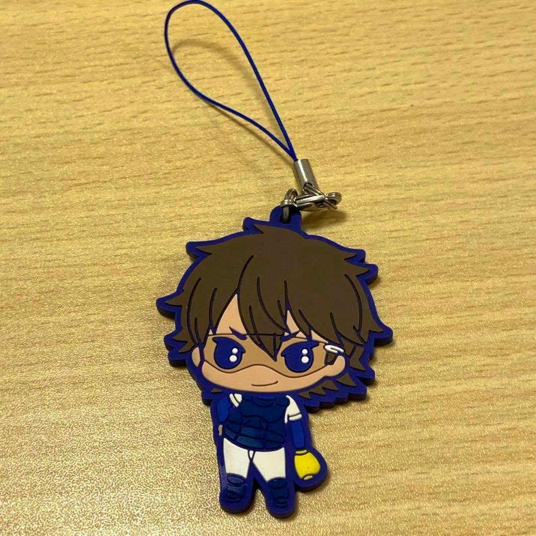 Front view of the rubber keychain for ダイヤのＡ (Ace of Diamond) character 御幸一也 with a blue strap on a wooden surface.