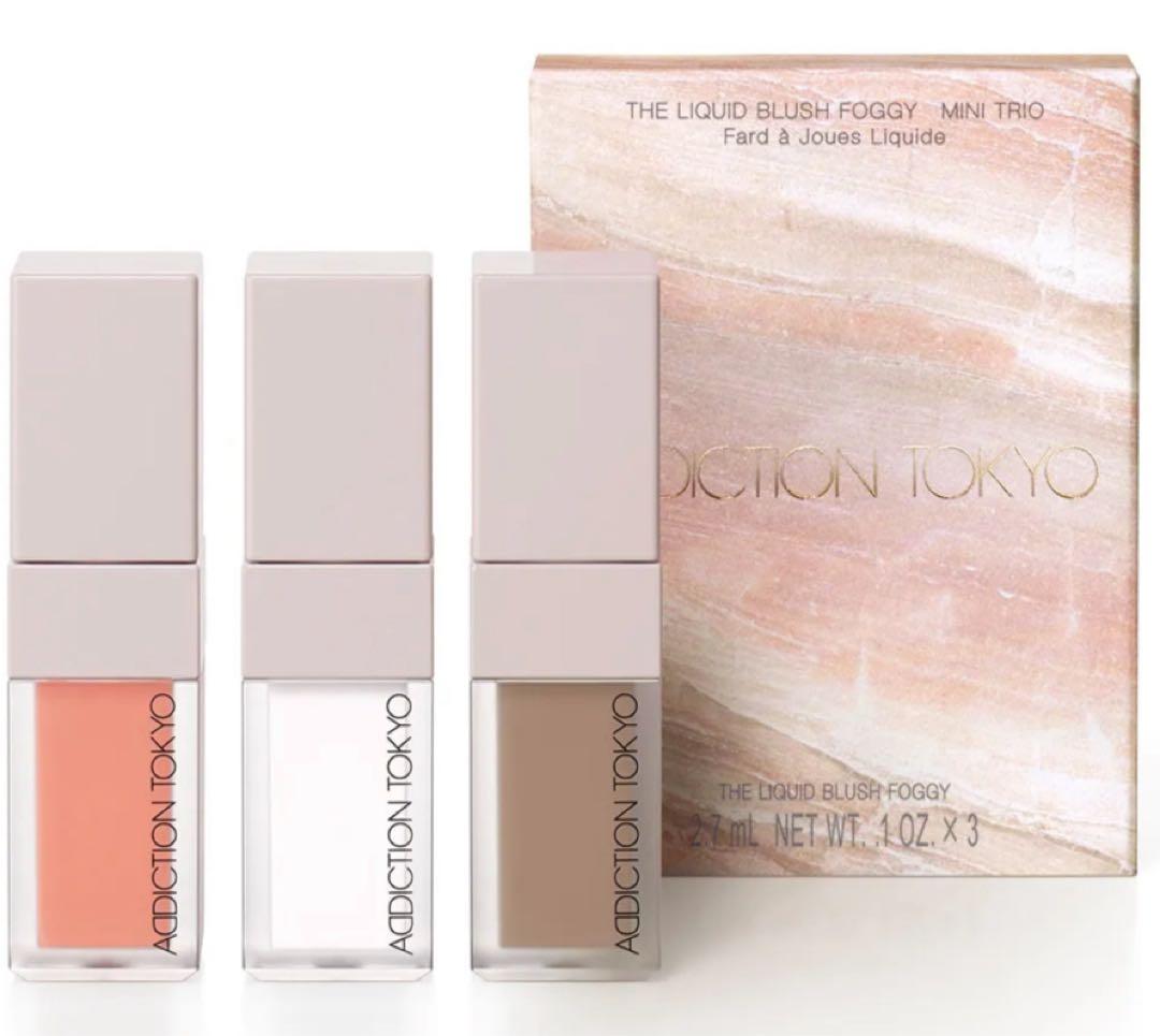 Three mini liquid blush bottles displayed next to the boxed packaging of the アディクションザ リキッドブラッシュフォギーミニトリオ.
