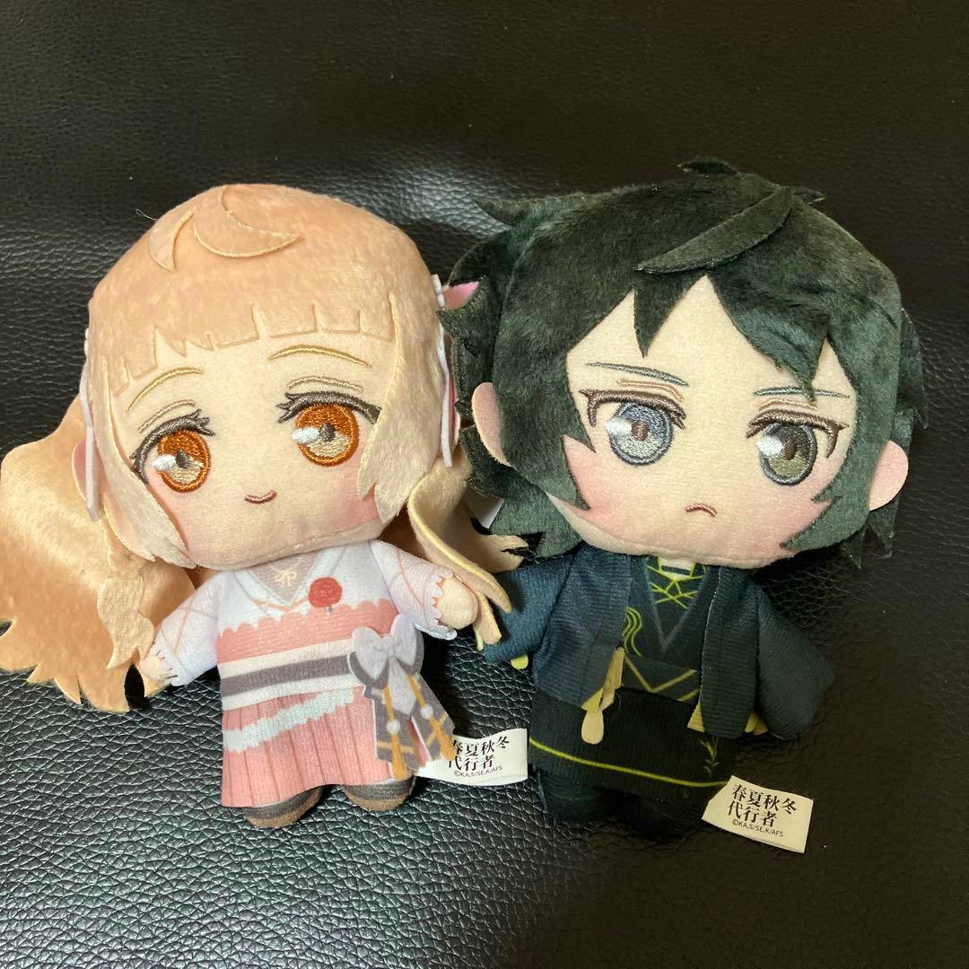 Two plush character dolls from the 春夏秋冬代行者 ぷれちゃすぬいぐるみ two-piece set displayed on a dark surface.