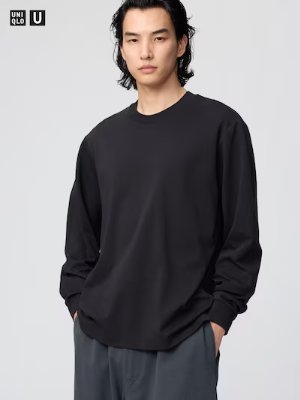 Model wearing an Airism cotton crew-neck T-shirt.