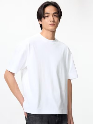 Male model wearing a white oversized men's cotton T-shirt.