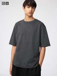 Male model wearing a dark gray Airism cotton oversized T-shirt with mid-length sleeves, shown from the front.