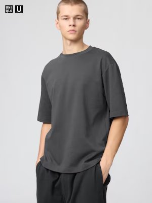Male model wearing a dark gray oversized T-shirt with mid-length sleeves.