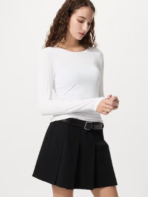 A model wearing the white crew-neck long-sleeve T-shirt.