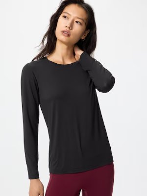 Model wearing a black long-sleeve crew-neck T-shirt.