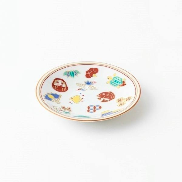A white Kutani porcelain small plate (豆皿) decorated with colorful auspicious motifs on a white background.