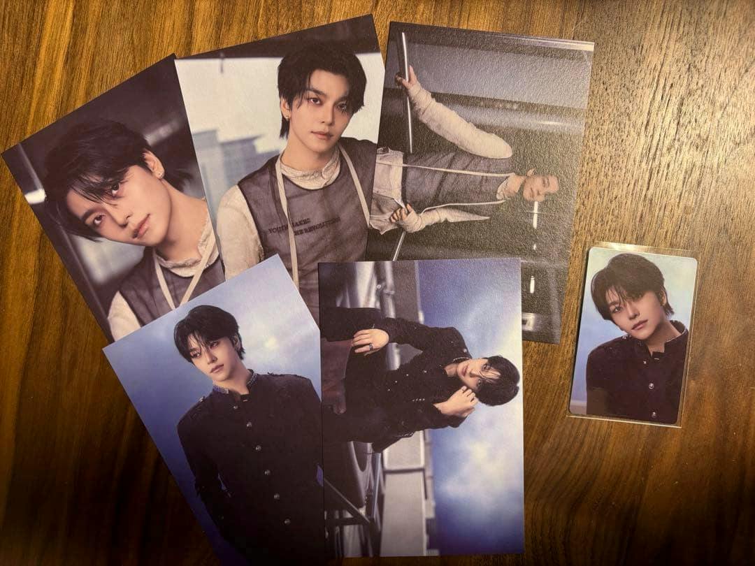 Several postcards and one small photocard from the ALD1 シンロン postcard ver set arranged on a wooden surface.