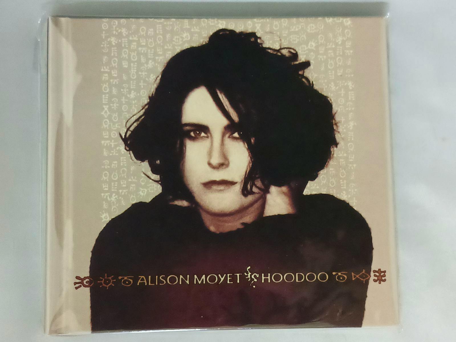 Front cover of the CD Alison Moyet HOODOO Deluxe Edition showing a portrait of the artist on the album artwork.