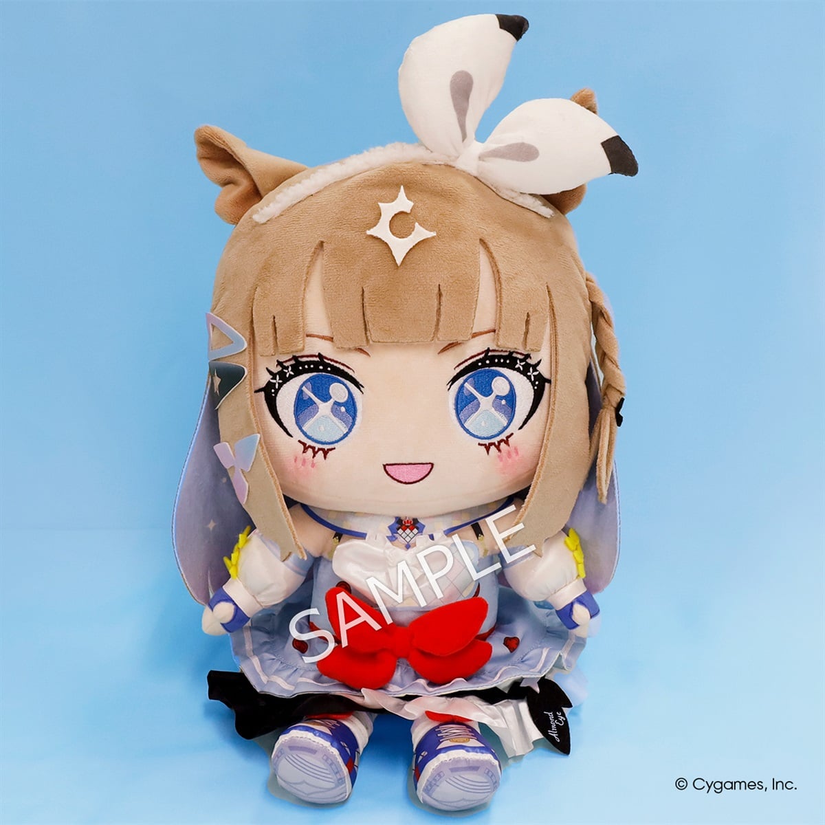 Front view of the official おしゃべりBIGマスコット アーモンドアイ plush toy against a blue background with a SAMPLE watermark.