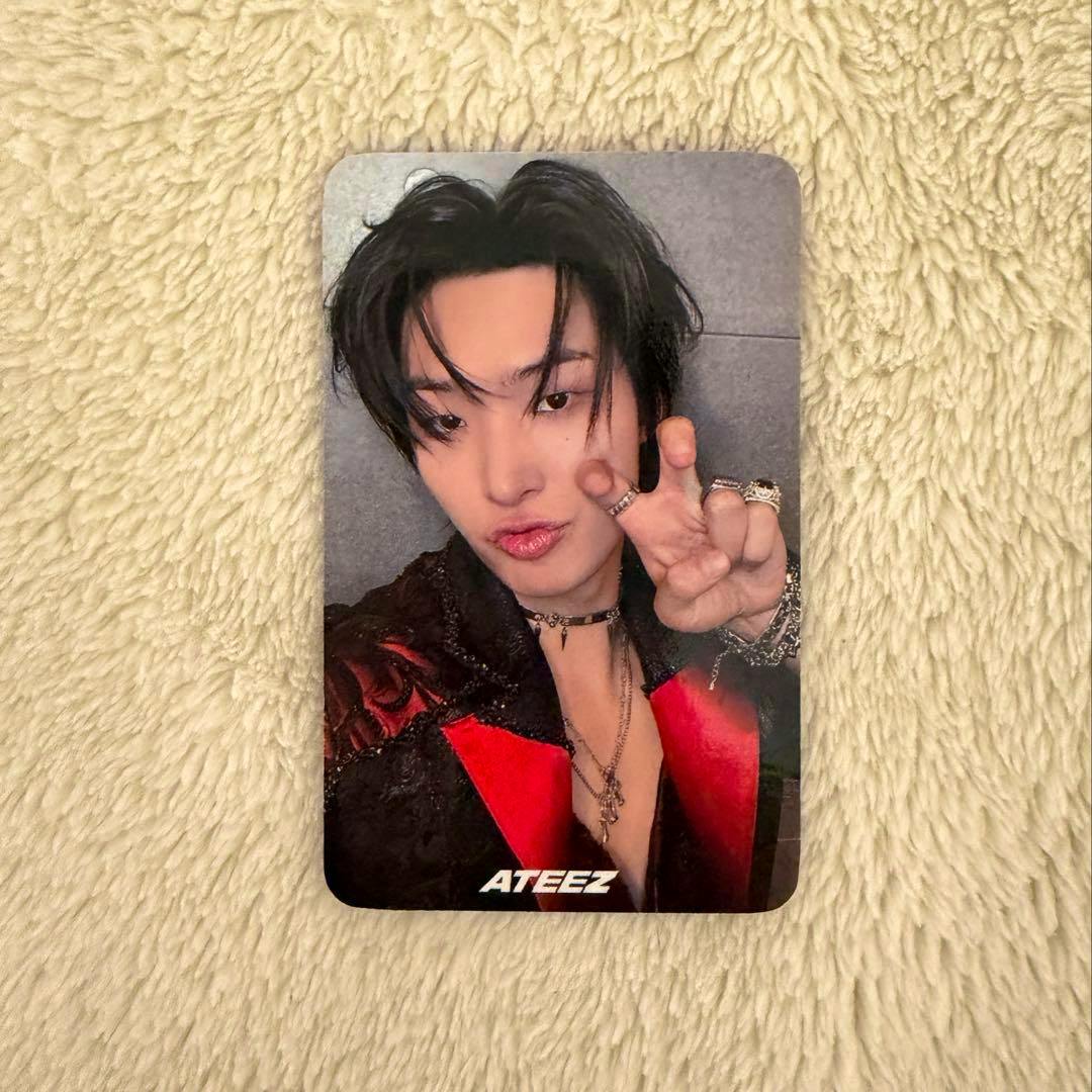 Photocard (ATEEZ) showing a person making a peace gesture against a gray background with the ATEEZ logo.