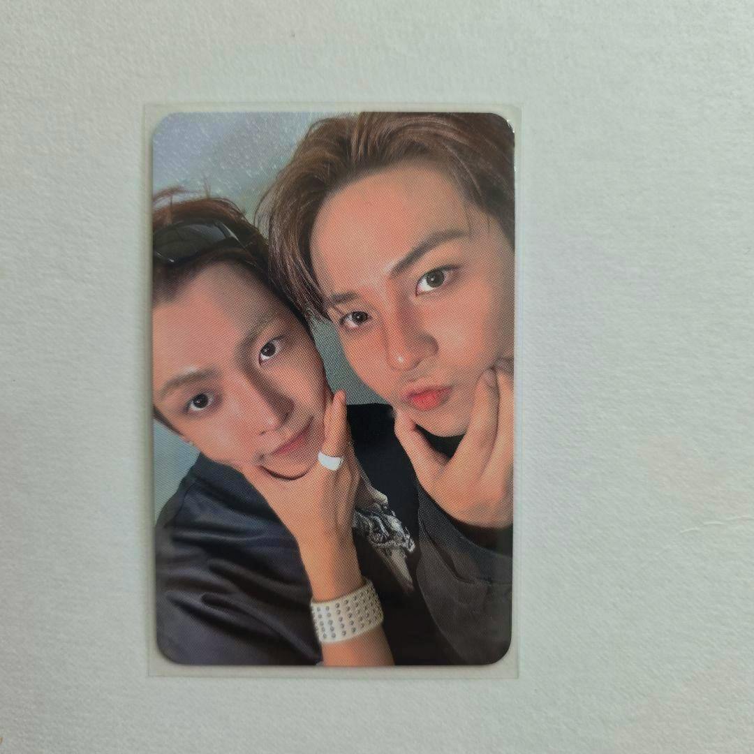 Photocard showing two people posing closely with their hands on their chins against a light background.