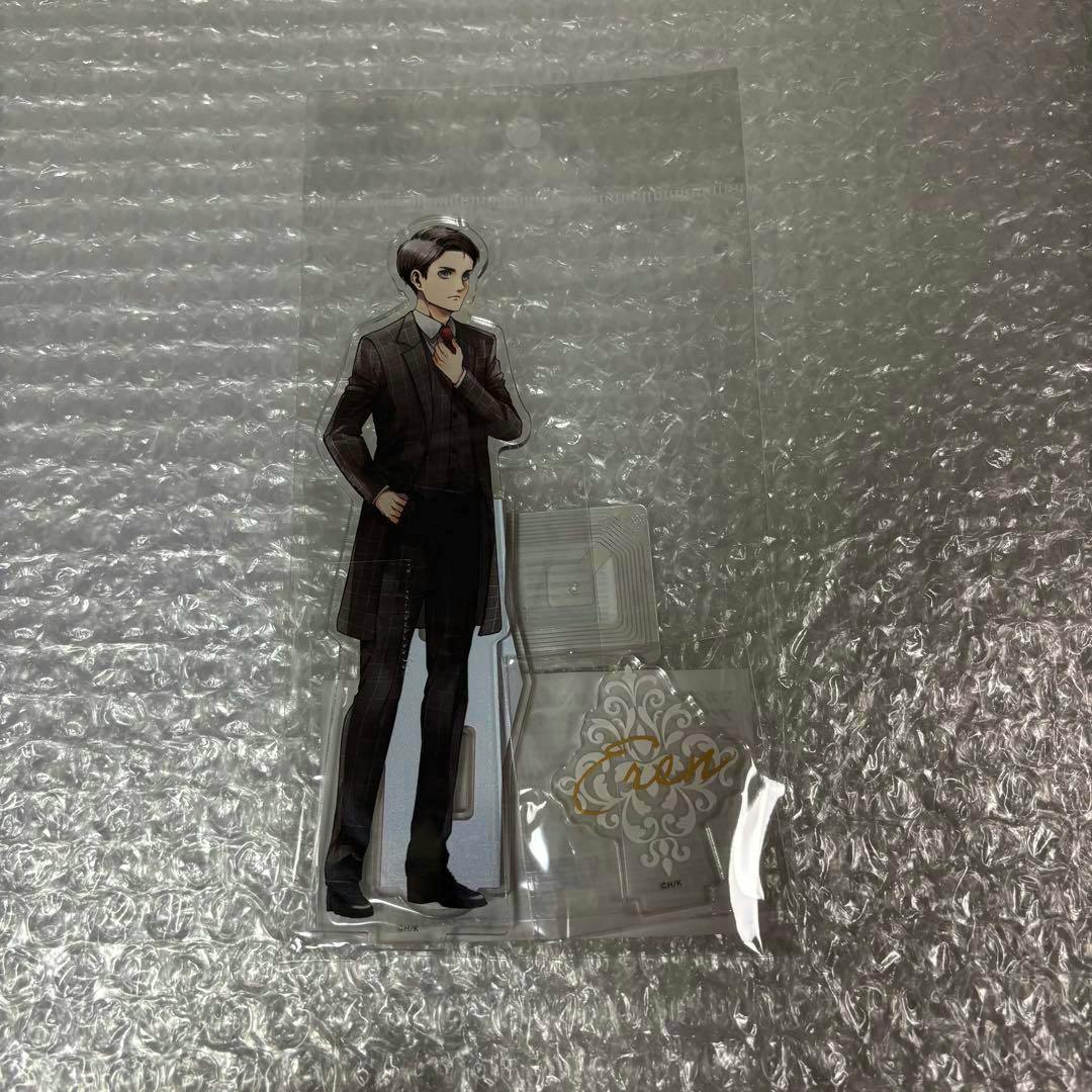 Photo of the Eren acrylic decorative stand in a suit with its decorative base on bubble wrap.