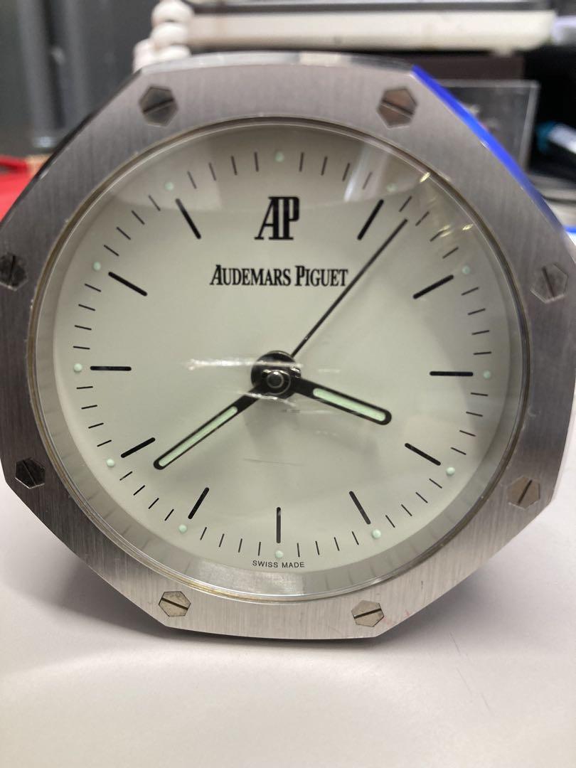 Front close-up of an Audemars Piguet Royal Oak 置き時計 showing a white dial and octagonal metal bezel.