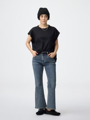 A model wearing the women's barrel-leg jeans (short 68.0 cm length) paired with a black top and beanie.