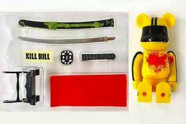 BE@RBRICK Kill Bill (blood-splatter/Murder Bride) figure with accessories including the 1/10 Hattori Hanzo sword, sheath, stand, and a 'KILL BILL' sticker displayed in a plastic tray.