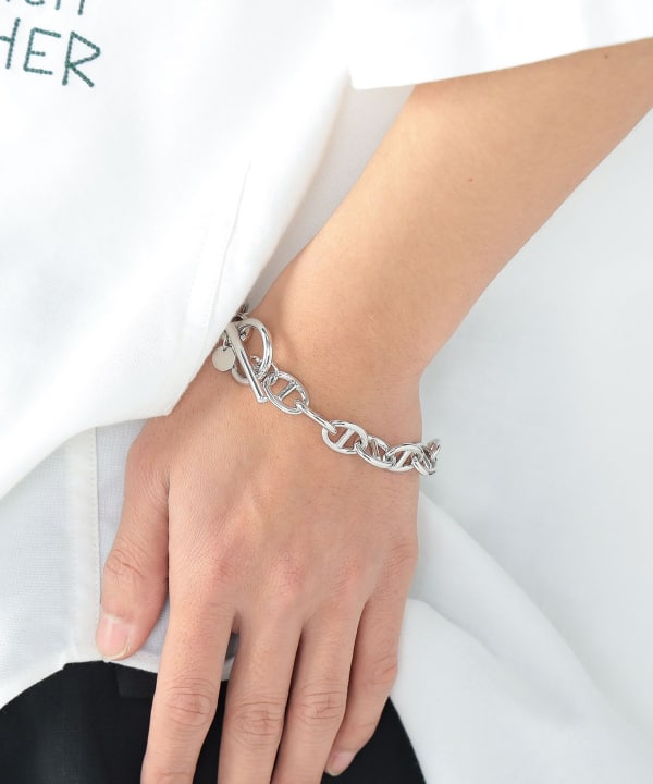 A person's wrist wearing the BEAMS HEART anchor chain bracelet.