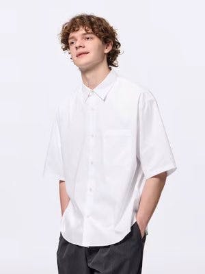 Male model wearing a white oversized men's cotton shirt with mid-length (5分袖) sleeves.
