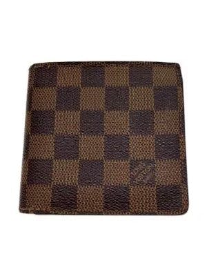 Front view of the brown wallet (cow leather) showing a dark brown checkerboard pattern on a white background.