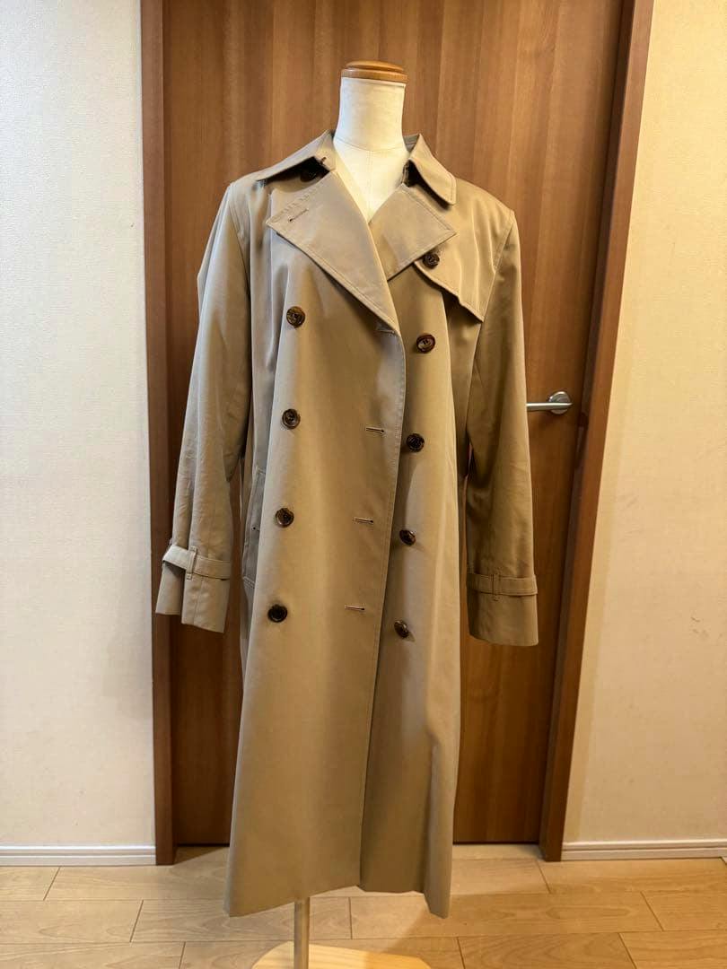 Beige BURBERRY women's trench coat (size 42) displayed on a dress form, front view.
