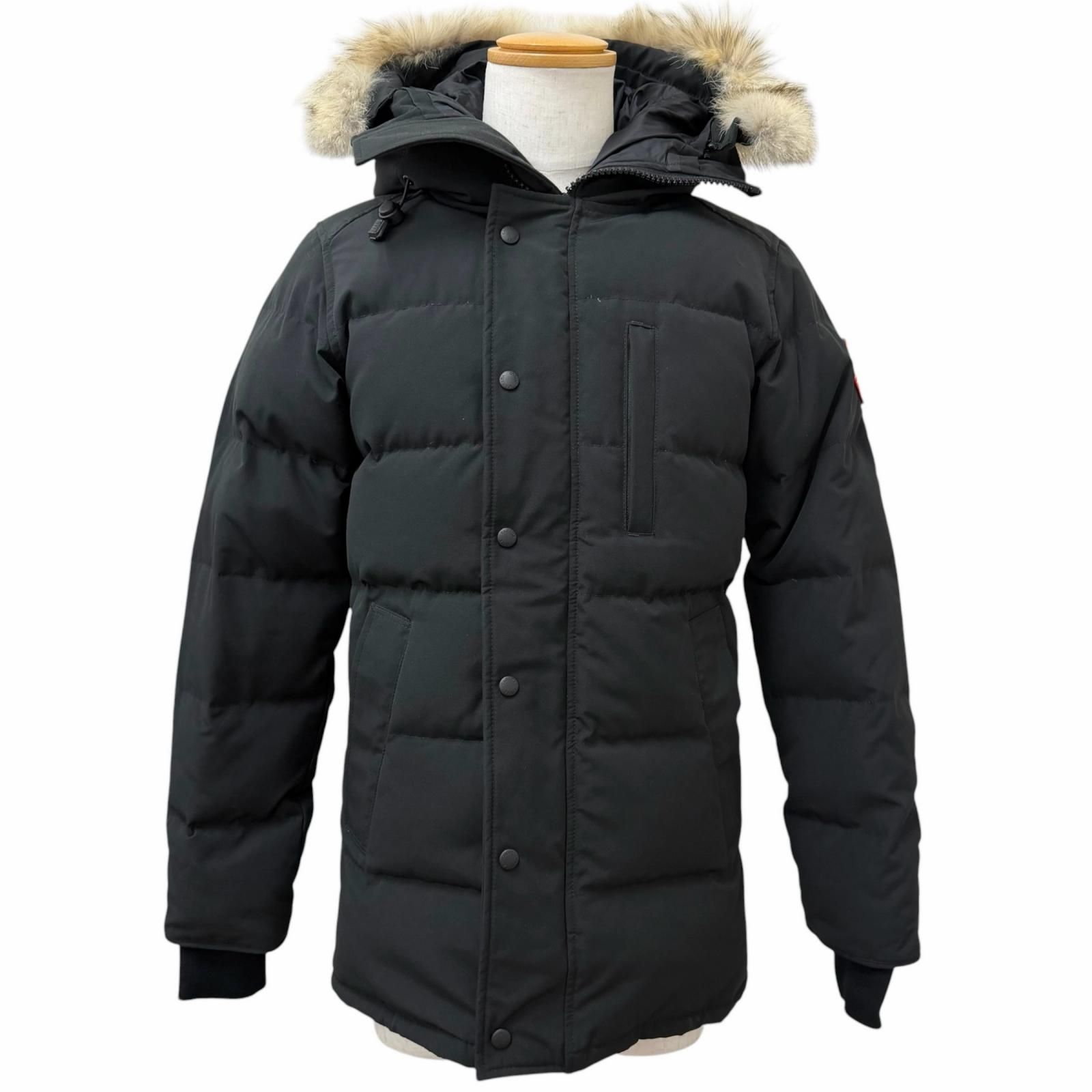 Front view of a black men's Canada Goose Carson parka with fur-trimmed hood shown on a mannequin.