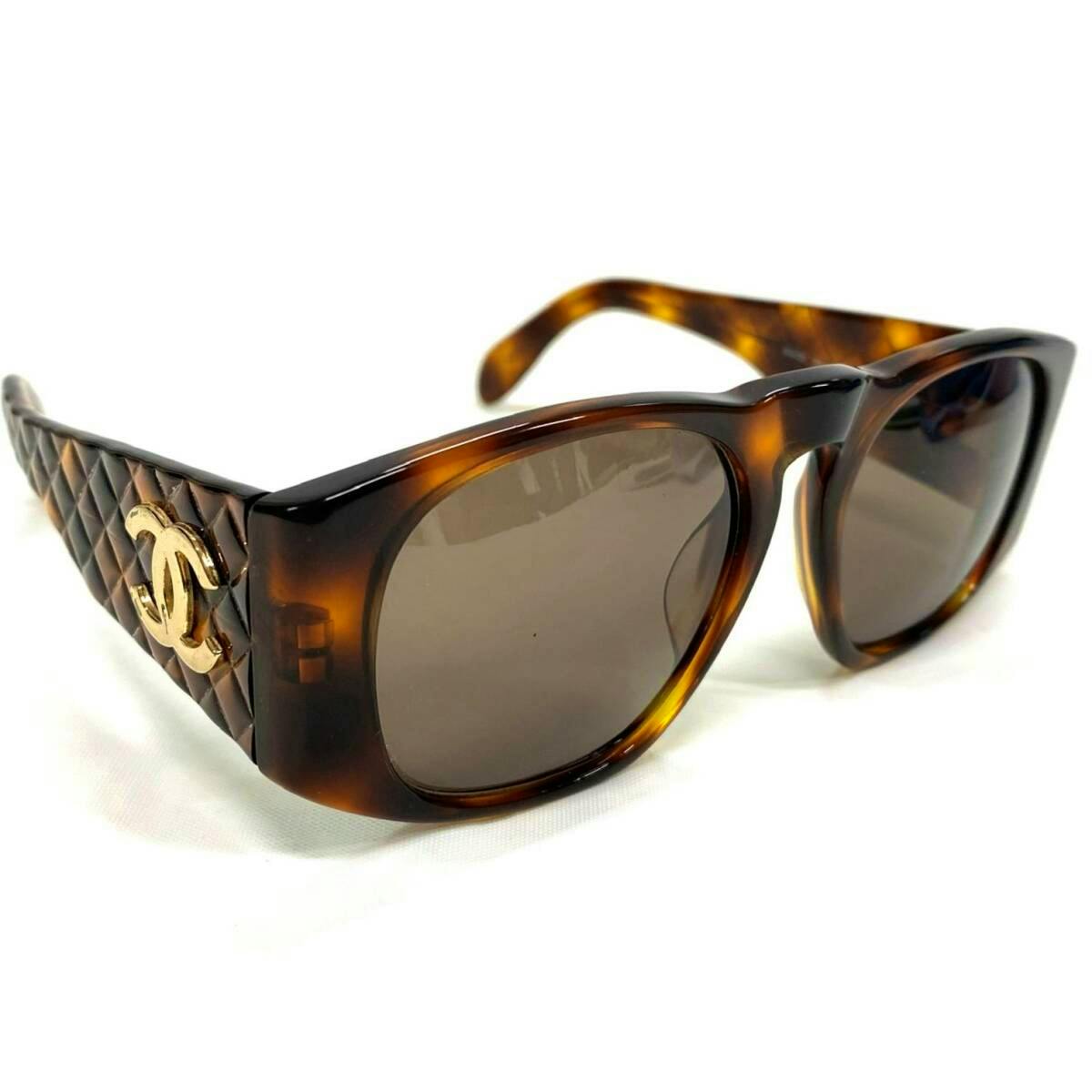 Tortoiseshell CHANEL plastic sunglasses with brown lenses and a gold CC logo on the quilted temple.