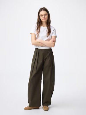 A model wearing the women's chino barrel pants paired with a white T-shirt.