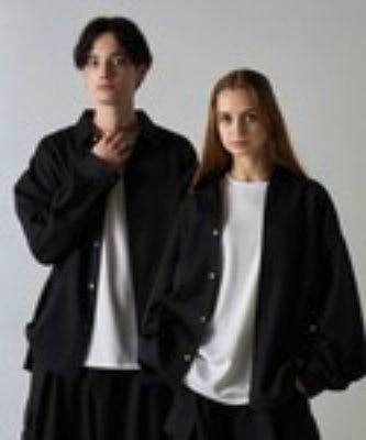 Two models wearing black loose balloon-sleeve regular-collar shirts shown from the front.