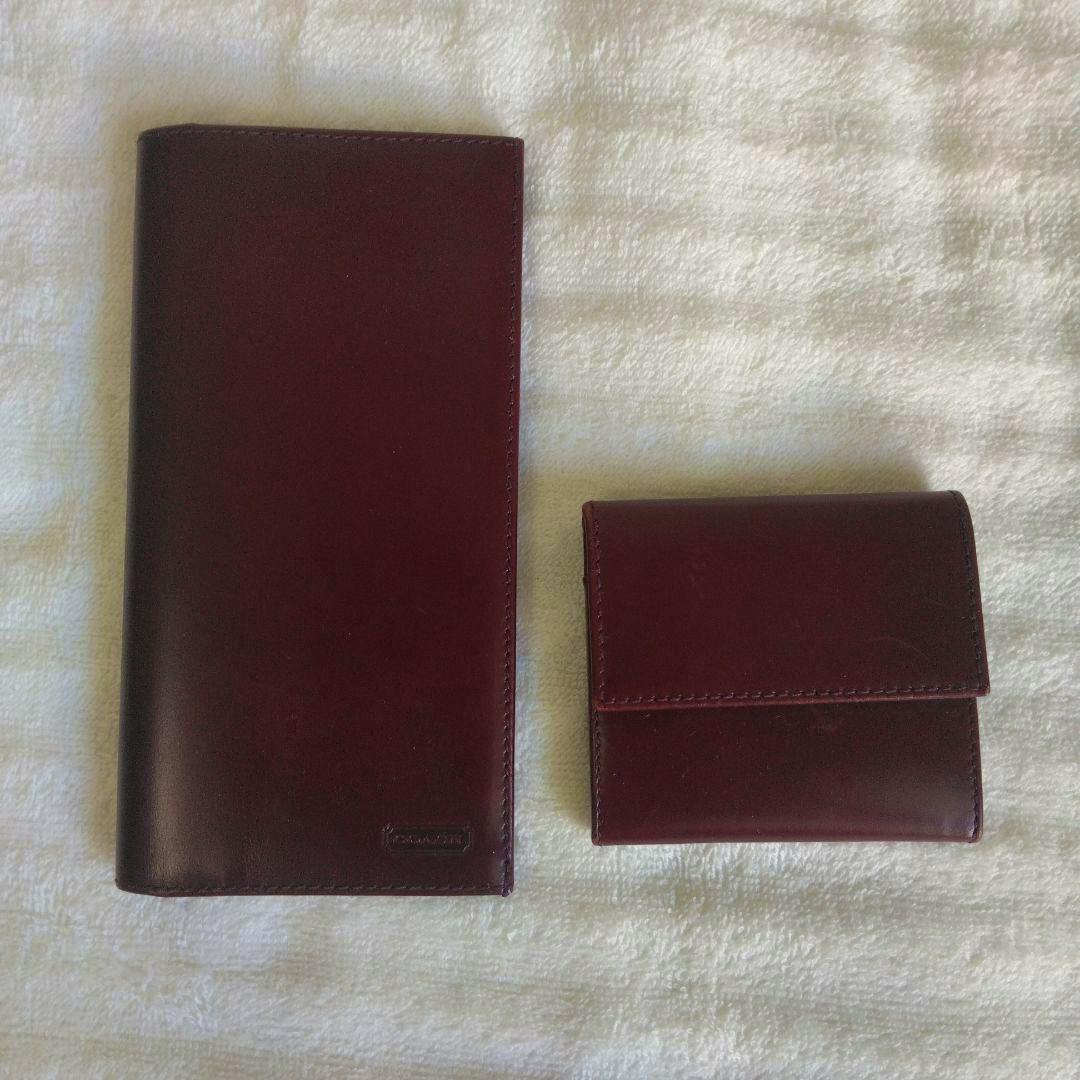 A long wallet and a coin case from the set laid side by side on a white cloth.