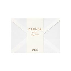 A white envelope wrapped with a paper band bearing Japanese text.