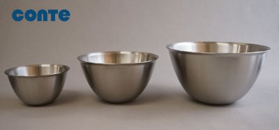 Three stainless steel bowls of varying sizes arranged side by side on a neutral surface with a Conte logo in the corner.