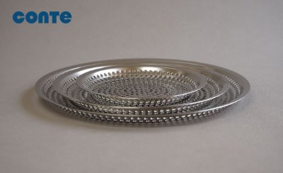 Three nested stainless-steel flat noodle strainers displayed on a plain surface with a 'conte' logo in the corner.