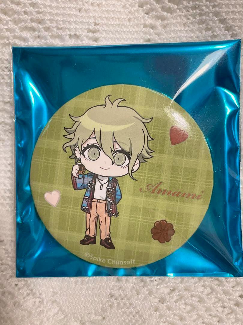 Sealed can badge showing a chibi illustration of Amami Rantaro (Danganronpa Manekineko) on a green background inside blue foil packaging.