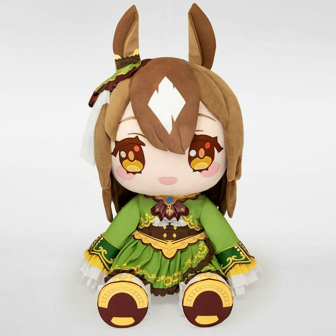 Front view of the どきゅーと　サトノダイヤモンド plush toy wearing a green decorative dress, with brown hair, upright ears, and an embroidered face.