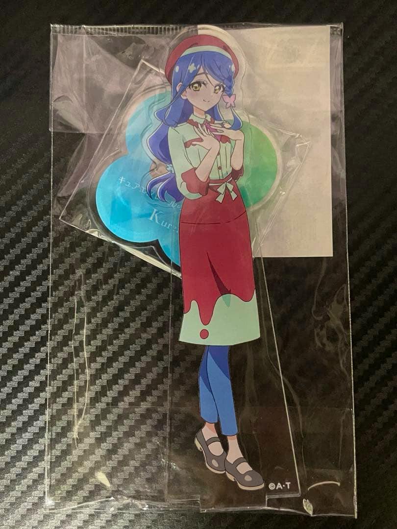 Front view of the acrylic decorative stand of 帆羽くれあ (from the product title) visible in its plastic packaging.