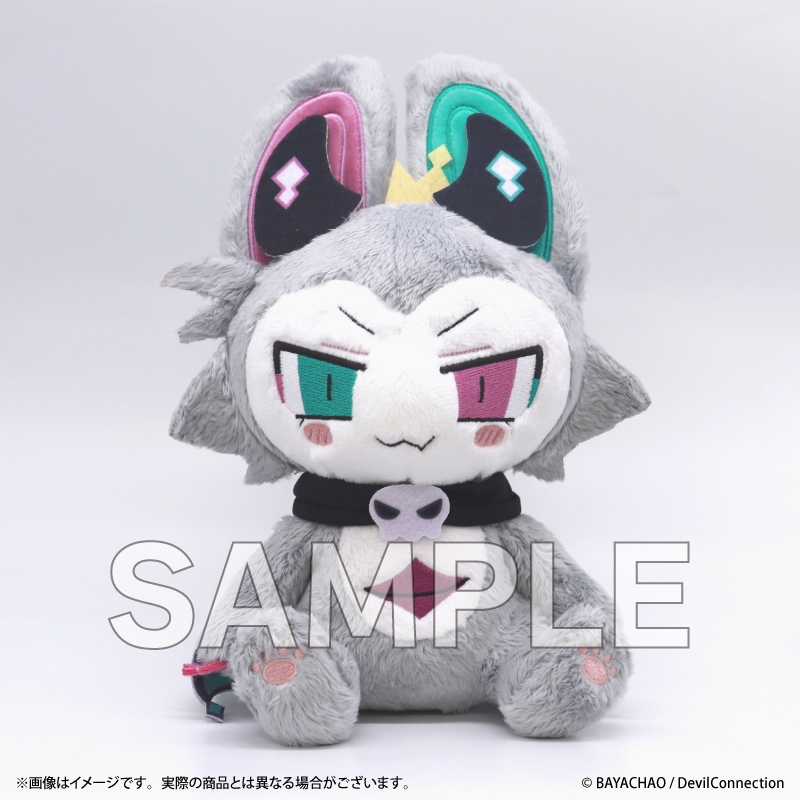 Front-facing gray plush toy of でびるん with mismatched colored eyes, large ears, and a skull-shaped collar on a white background.