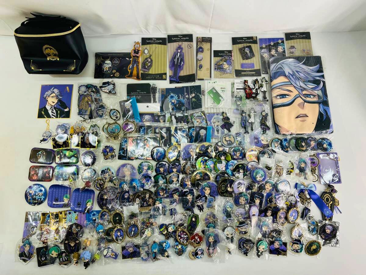 Photo of a large assortment of Twisted Wonderland character badges, acrylic keychains, a pouch and other related goods arranged on a white background.