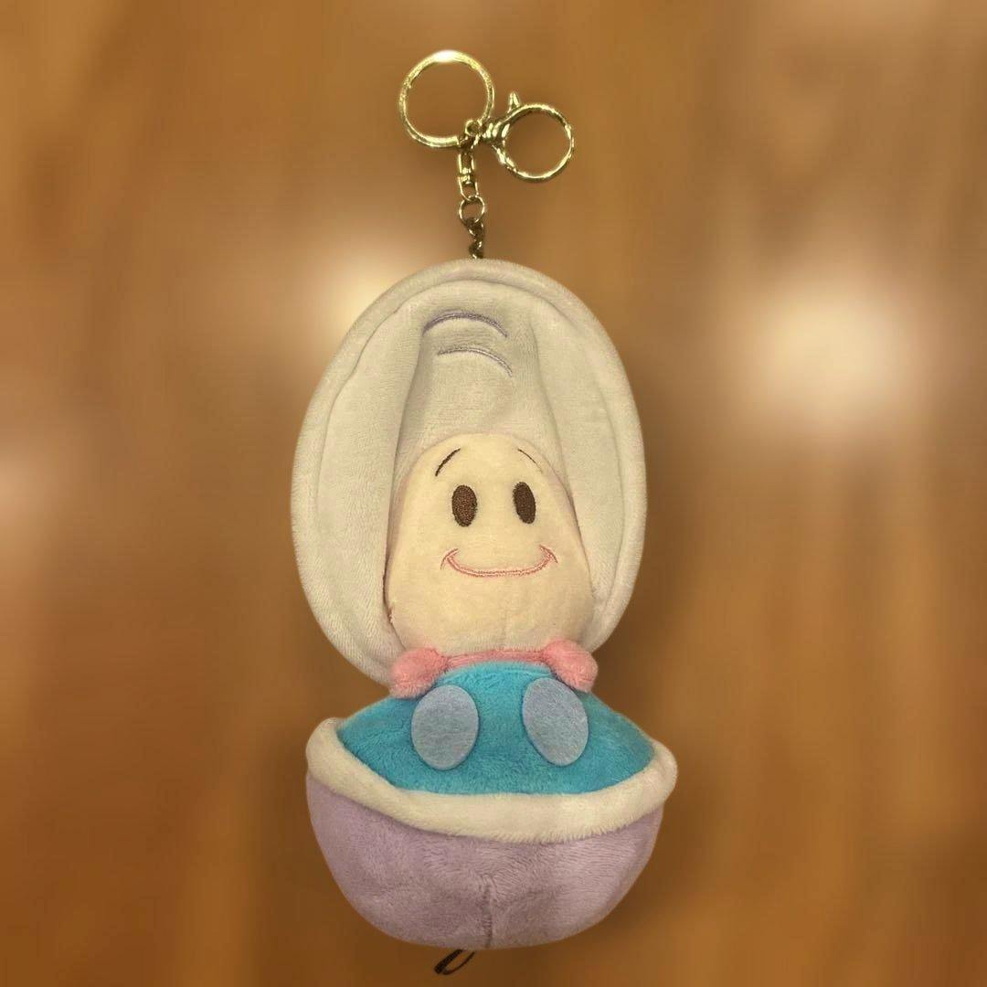 Disney Young Oyster plush keychain showing the open oyster plush with a smiling inner character and attached metal keyring.