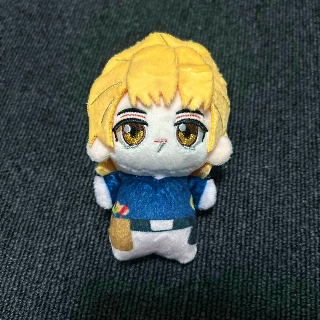 Dr.STONE ゼノ スタンリー 幼少期 plush with yellow hair photographed on a dark textured surface.