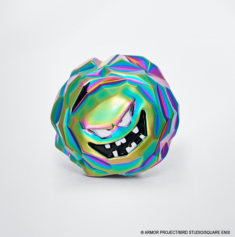Front view of the Dragon Quest Metallic Monsters Gallery "オーロラウンダー" metal figure with an iridescent faceted surface and a visible grinning face.