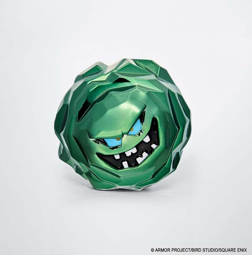 Front view of the green metallic 'ドラゴンクエスト メタリックモンスターズギャラリー のろいの岩' zinc alloy figure showing its face.