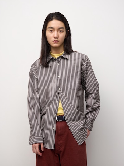 Model wearing the men's broad long-sleeve button-up shirt in a regular fit, shown from mid-thigh against a plain background.