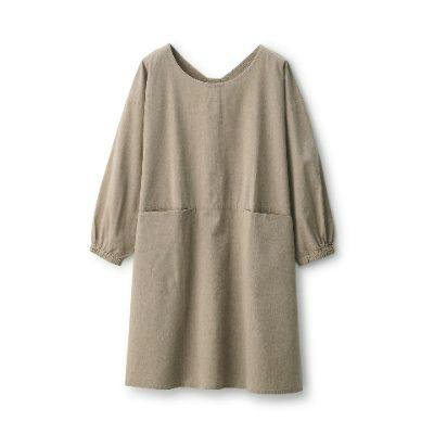 A beige long-sleeve kappogi apron with front pockets shown on a white background.