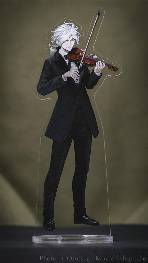 Acrylic stand of エドモン・ダンテス (楽装) showing the character in a black suit playing a violin on a clear oval base.