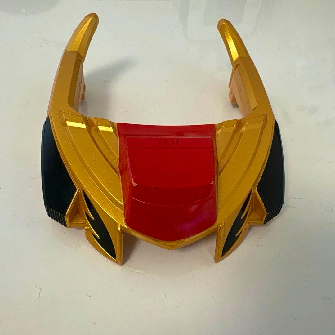 Gold and red plastic figure part for DX エンジントリプター shown on a white background.