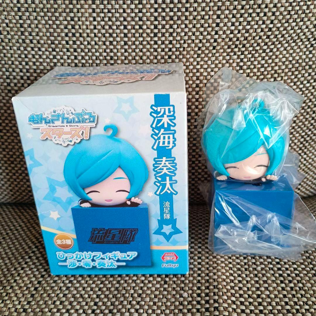 An unopened あんさんぶるスターズ! 深海奏汰 ひっかけフィギュア box shown next to the small plastic figure still in its clear packaging.