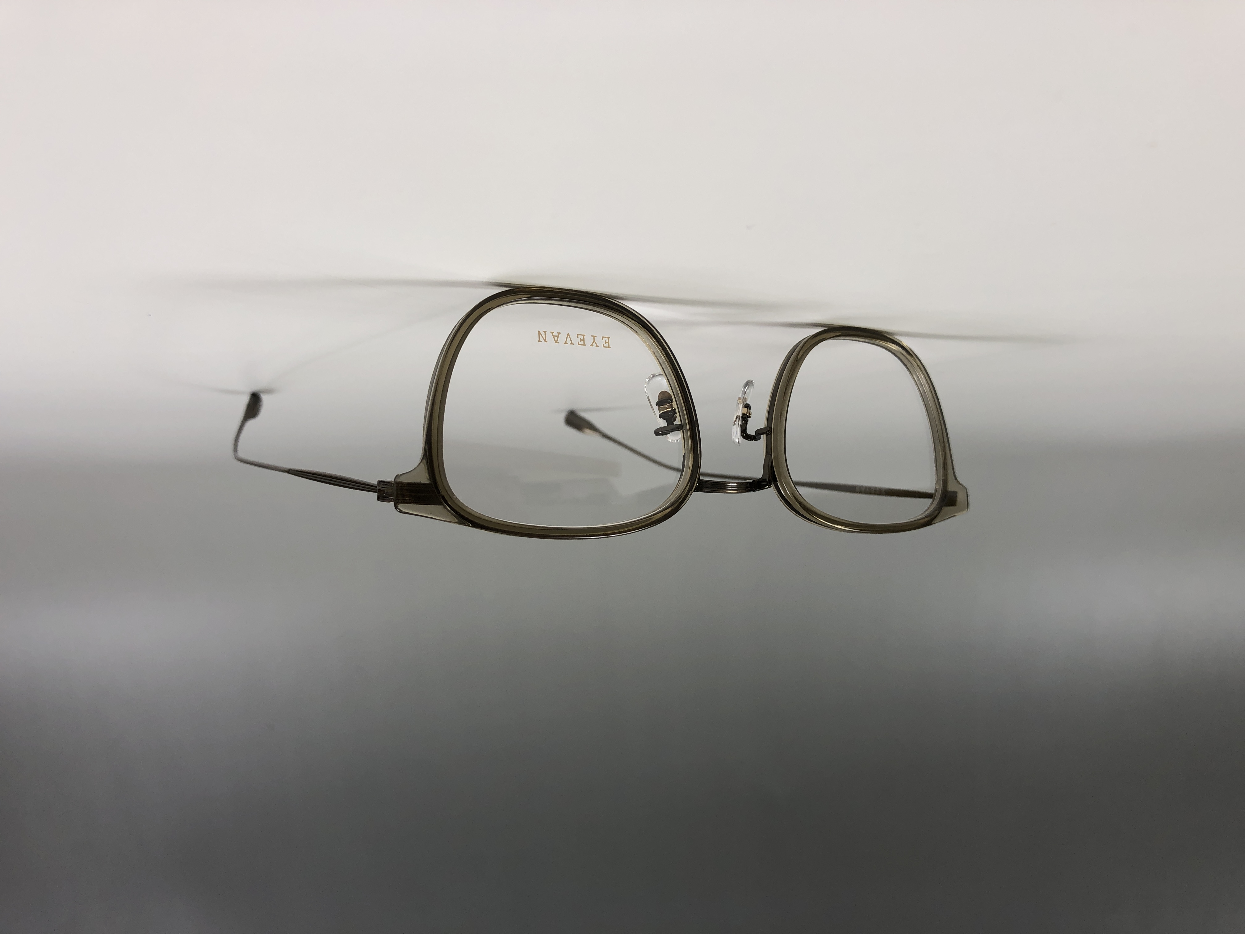 EYEVAN Vincent glasses in crml/bumb color shown full-frame on a plain light background.
