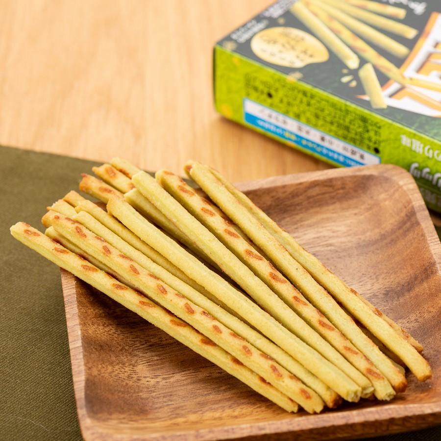 A wooden dish holding greenish PRETZ stick snacks (zunda flavor) with the product box visible in the background.